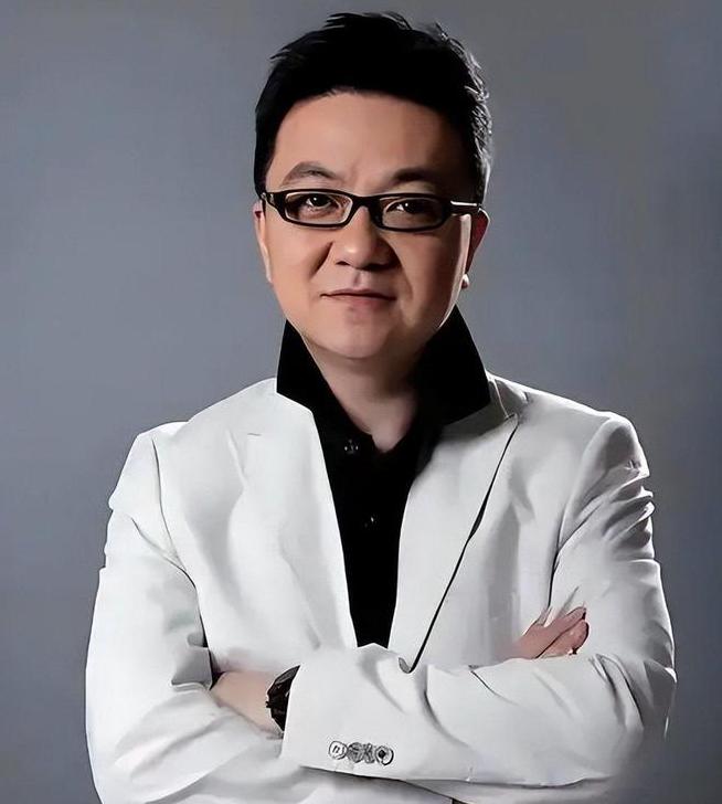 孙臣曦从足球小将退队那天，孙爸恨不得放鞭炮庆祝，转头就把董路骂成“骗子”。可谁能