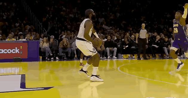 曾经的哈登，如日中天。如今状态下滑得让人心酸，东契奇这生猛的一抢，仿佛抢走了我的