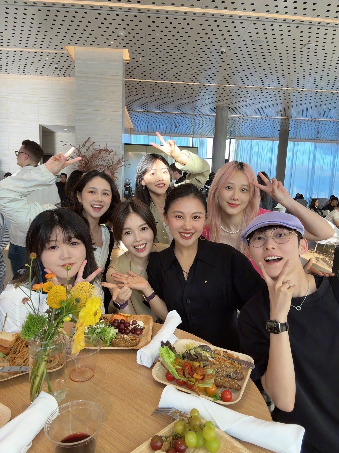 WWDC 启动！可能是最爱玩手机的女孩子们(✪ω✪) ​​​