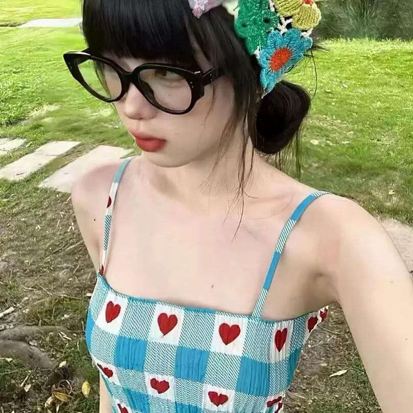 夏日甜心穿搭💕：格子背心+花饰发带，可爱又时髦！粉背心穿搭 甜美碎花背心 卡通
