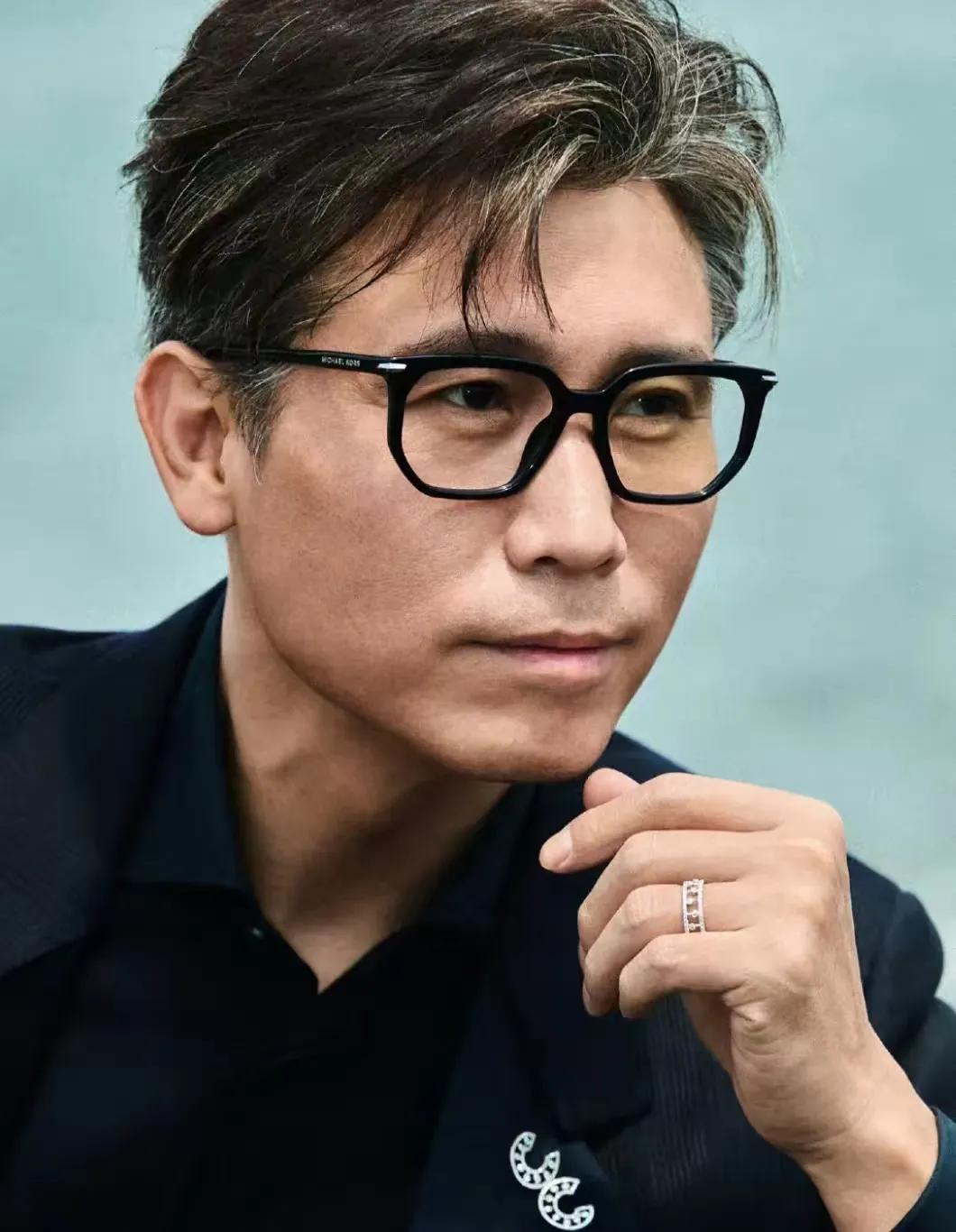我深谙李乃文内心深处那份难以言表的悲痛，
也曾揣测他会用何种形式去追忆往昔，
然