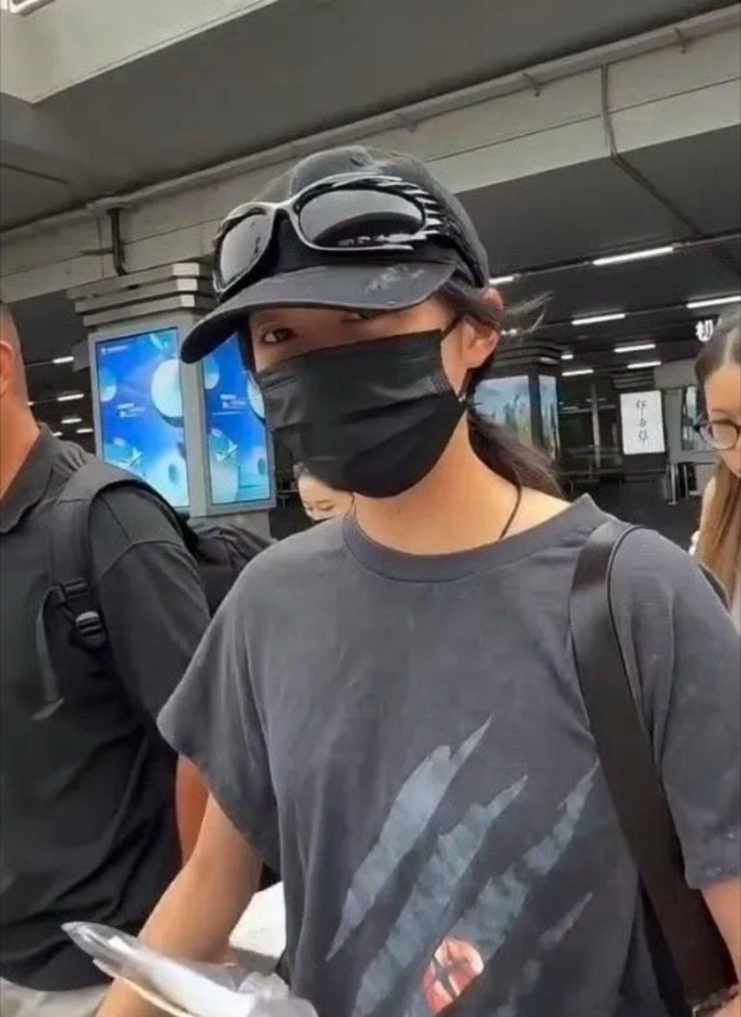 哇哦！关晓彤的机场照片曝光啦，好多人都在说她晒黑了呢。但我瞅着觉得还好呀，她状态