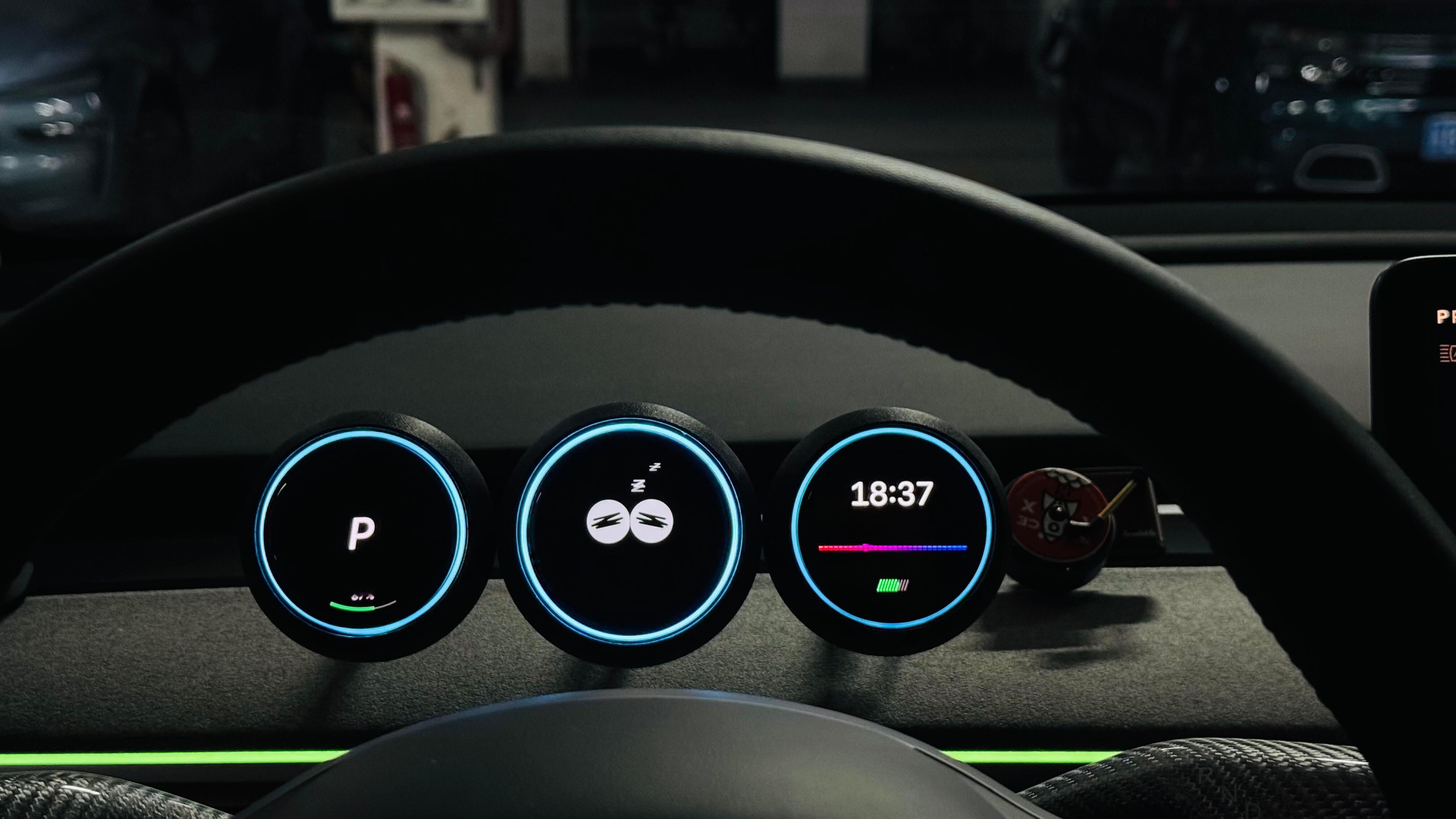 特斯拉最强副屏出现了集时速，表情，指南针，音乐流，G值，胎压等丰富内容体现的固件