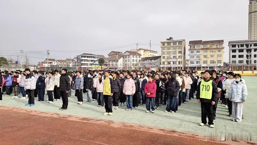 12月23日下午，勉阳初级中学组织开展了一场冬季消防应急疏散演练活动。此次演练由