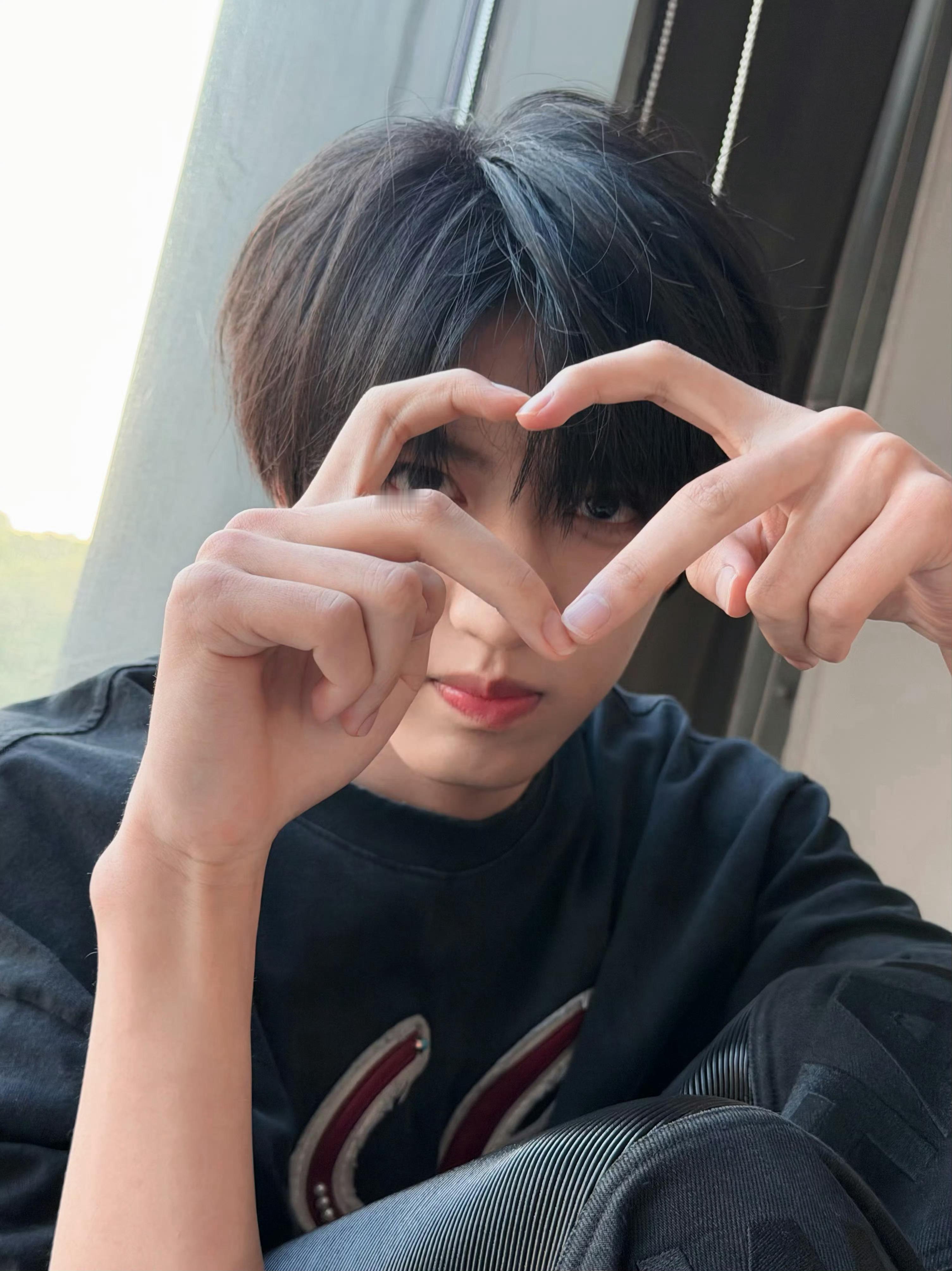 小男孩小鸡嘴害羞比心中 