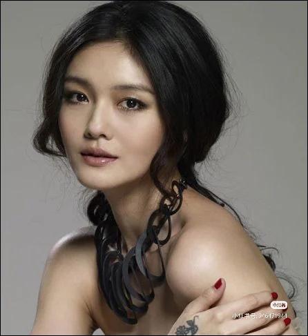 我从始至终都觉得大s 实惨，时不时被前夫母子泼脏水，被网友骂。男的婚内多次出轨，