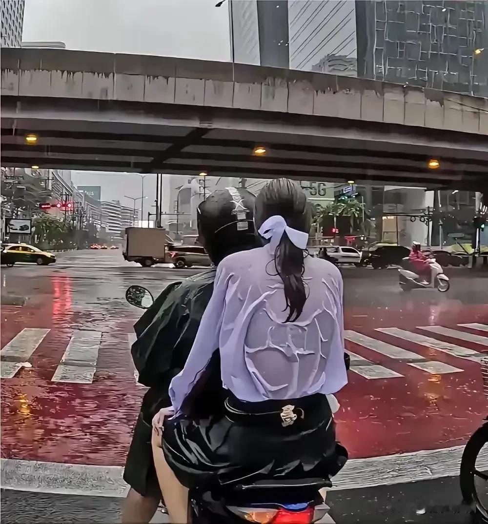 看样子不是摩的搭客，有点像一对夫妻，不管他俩是什么关系，男士太吝啬太自私了。自己
