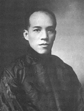 1926年，梁启超出现尿血的症状。他去看西医，西医说要做手术。他去看中医，中医说