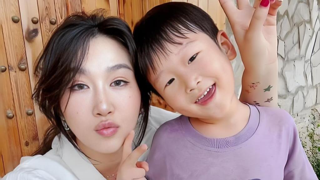 演员倪虹洁在一次节目中敞开心扉，谈及离婚后与儿子之间的疏离。令人心酸的是，儿子不