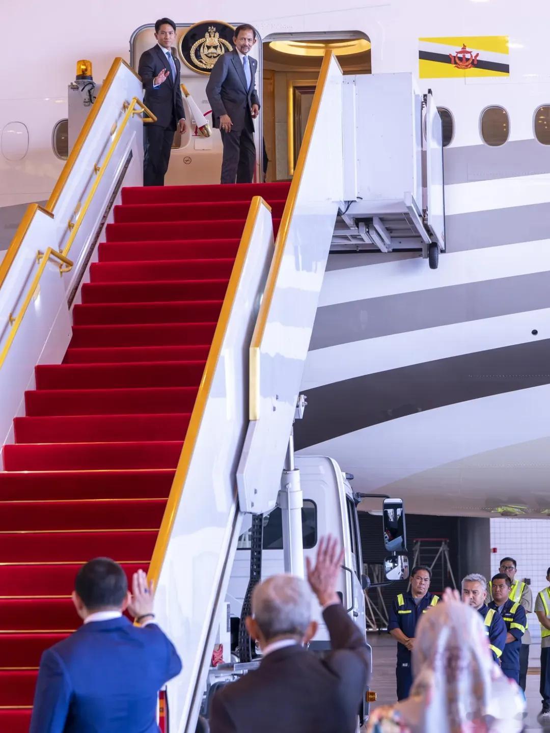 文莱王室 🇧🇳🇻🇳11月30日，文莱苏丹哈桑纳尔·博尔基亚和阿卜杜尔·马