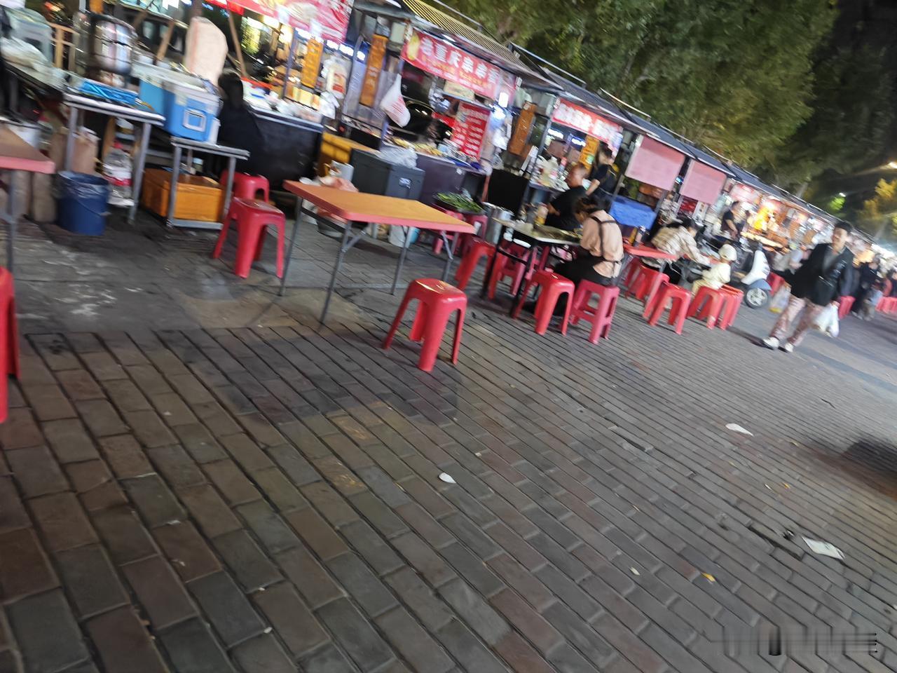 西安夜市看着热闹，为啥买东西的人越来越少？
傍晚逛西安夜市，街上人来人往看着挺红