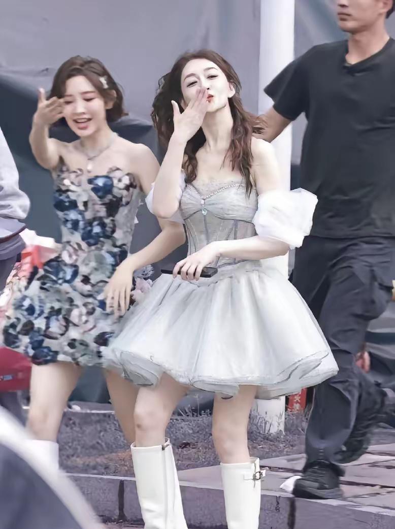 李小冉唱得好不好我不评价，但是，李小冉的老公肯定后悔让她参加节目了，李小冉在浪姐