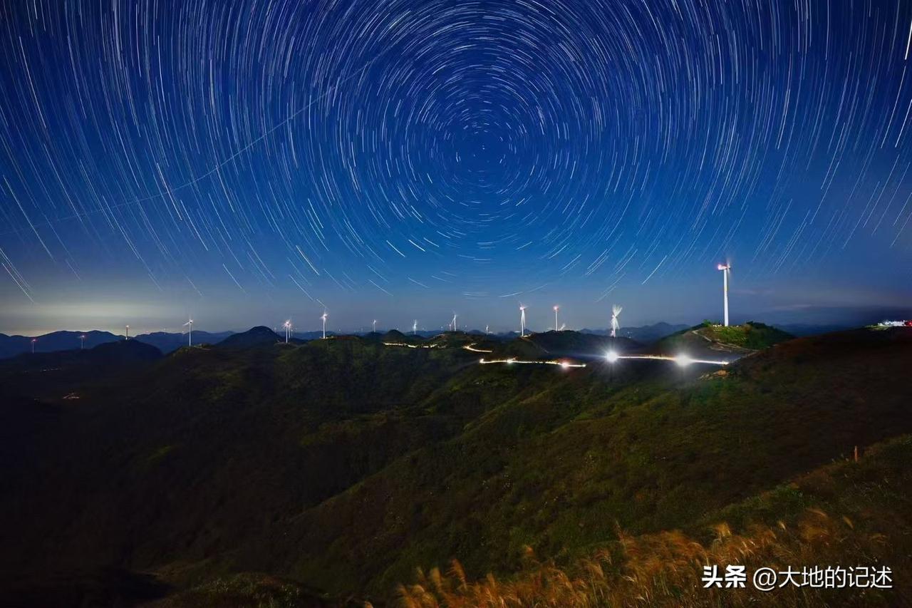 去年10月八界山顶气温只有几度，拍完星空再拍日出，虽然很累但觉值得。拍银河的季节