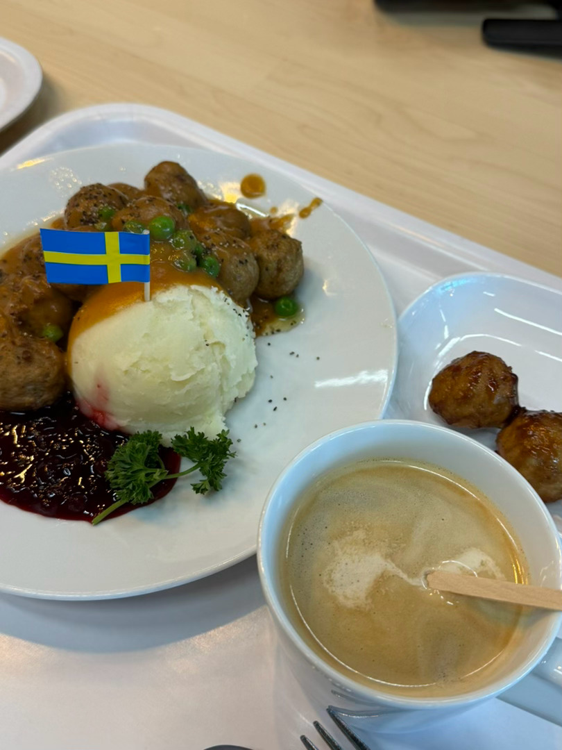 和团队小伙伴外出拍摄，顺便来宜家蹭顿饭～宜家餐厅简直是拍摄间隙的灵魂补给站，肉丸