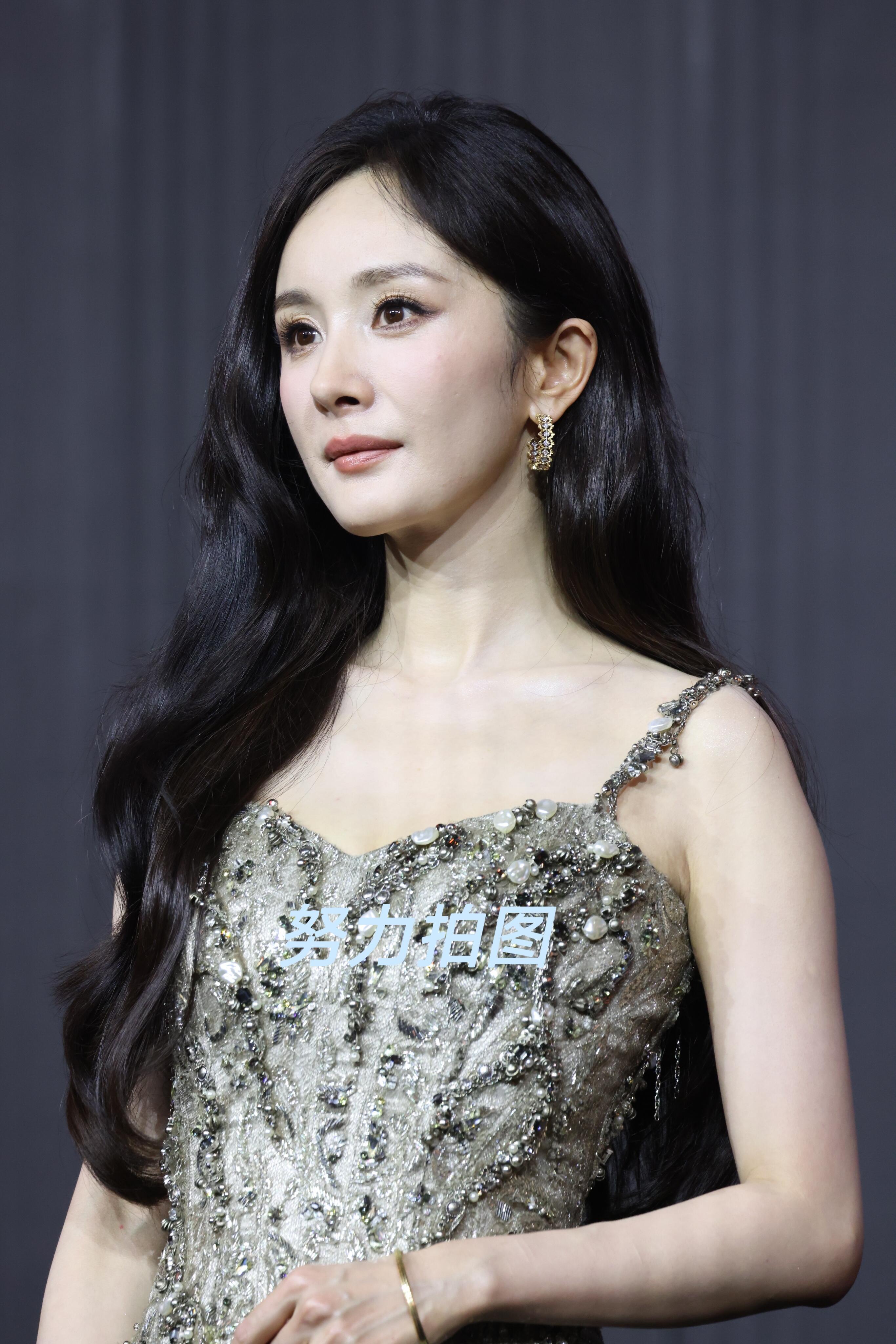 杨幂女王的眼睛身材高挑出众，女人韵味十足～ ​​​