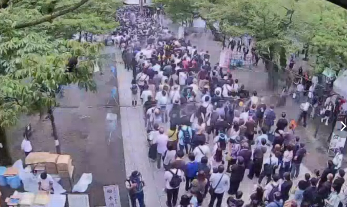 看到靖国神社前这一幕，你是不是想说：原子弹之下无冤魂？ 