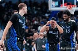 独行侠爆冷击败火箭，宣告找到最强首发！

1、中锋戴维斯，状元郎，他19投14中