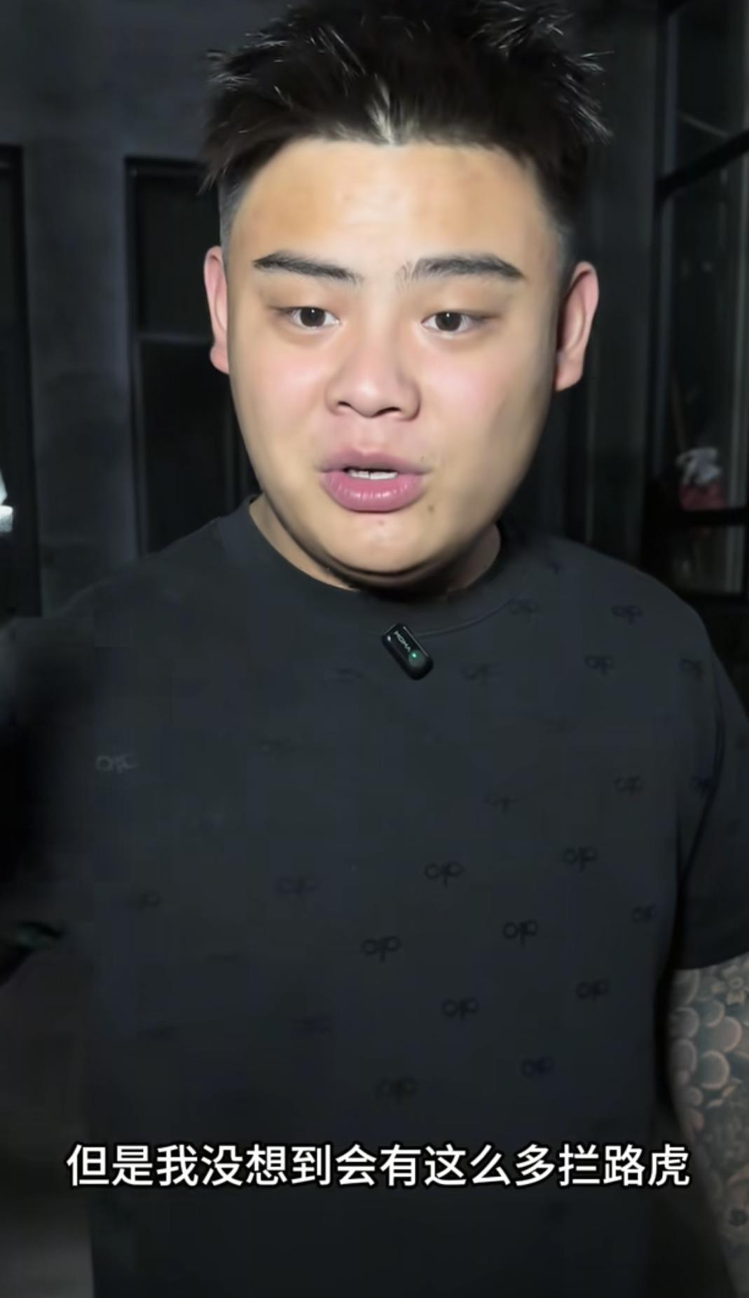 二顺子店火了，人却蔫了。他亲哥豆二两扭头开了个更大的店，两层楼，光房租就十五万。