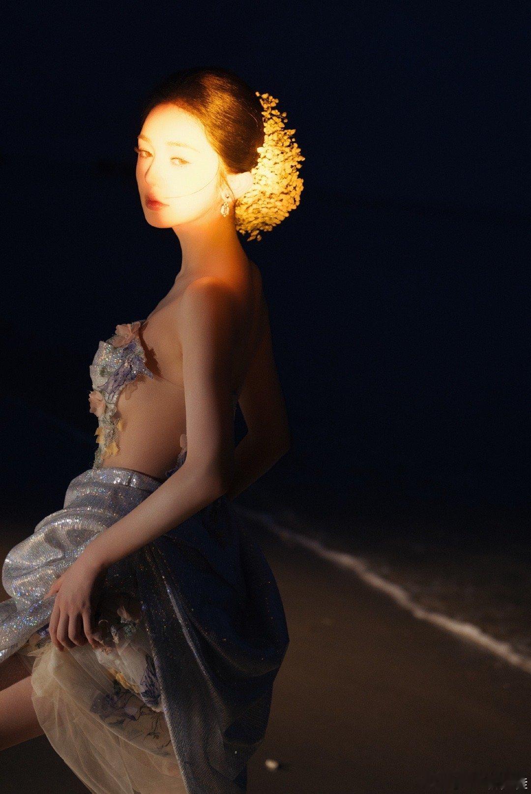 靳梦佳 上班当主持人下班当小女孩 靳梦佳三亚之行太圈粉！《无忧之夜2025》主持