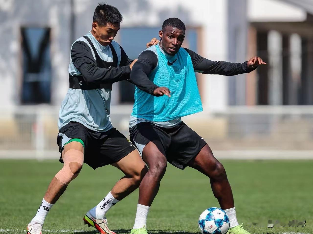 北京国安今年要火啊…今天下午北京国安和辽宁铁人进行教学赛，可比赛进行到一半隔壁场