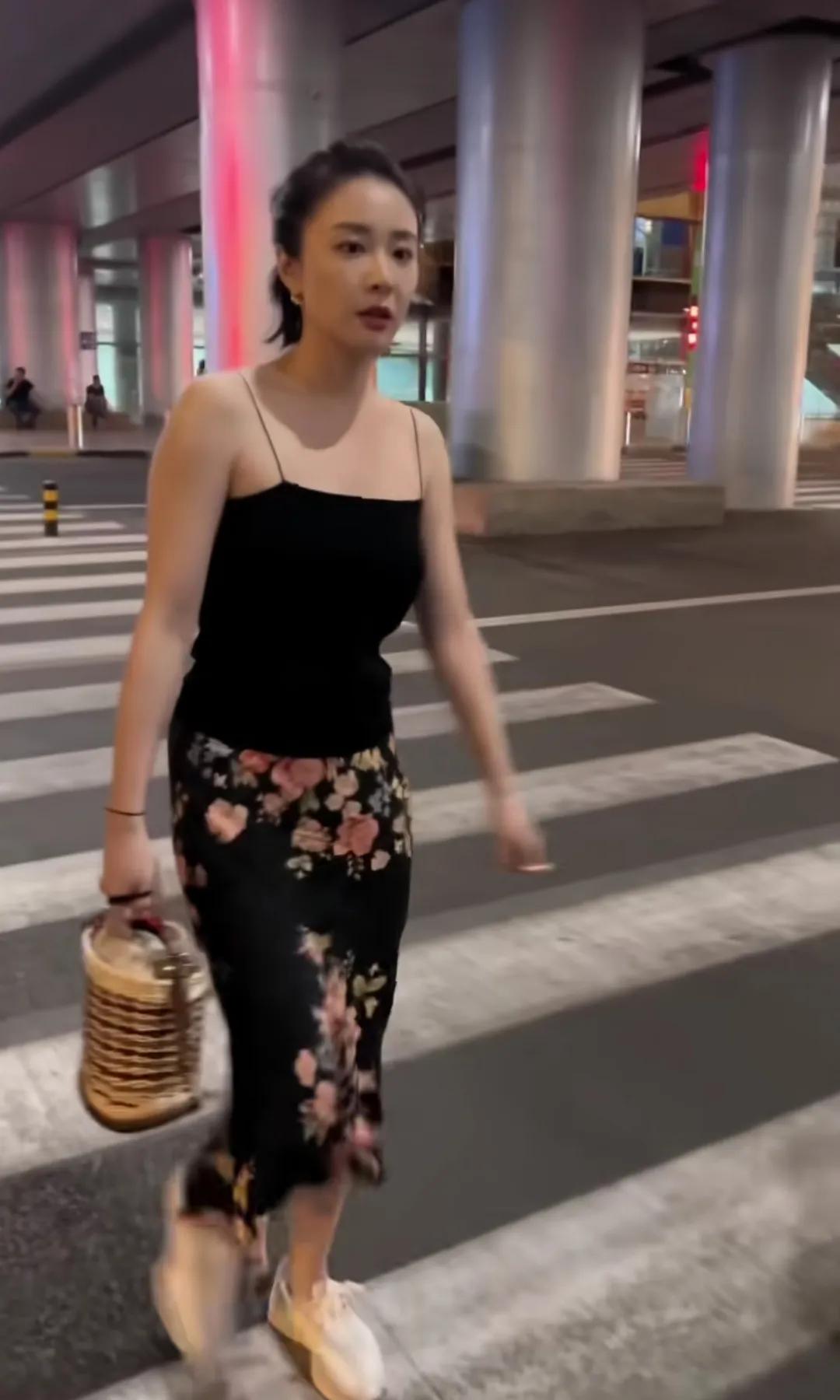 大嫂高叶现身机场
感觉最近高叶圆润了不少呀
不过这个身材好好呀
比那些瘦成排骨强