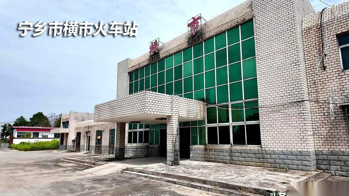 很多人以为，出了城，就是荒凉。
我偏不信邪，就爱骑着我的小摩托，往那些犄角旮旯里