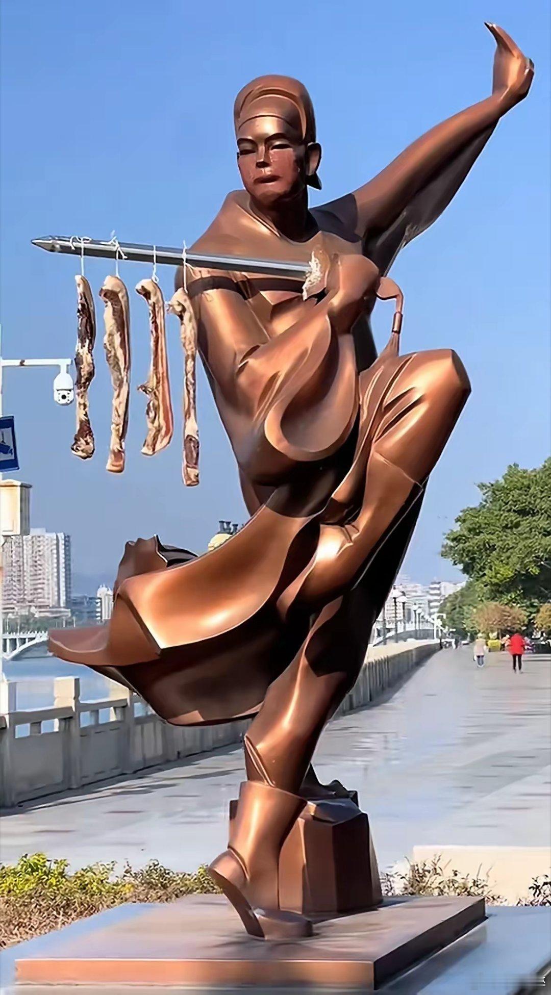 真是人才，雕像用来晒腊肉。 