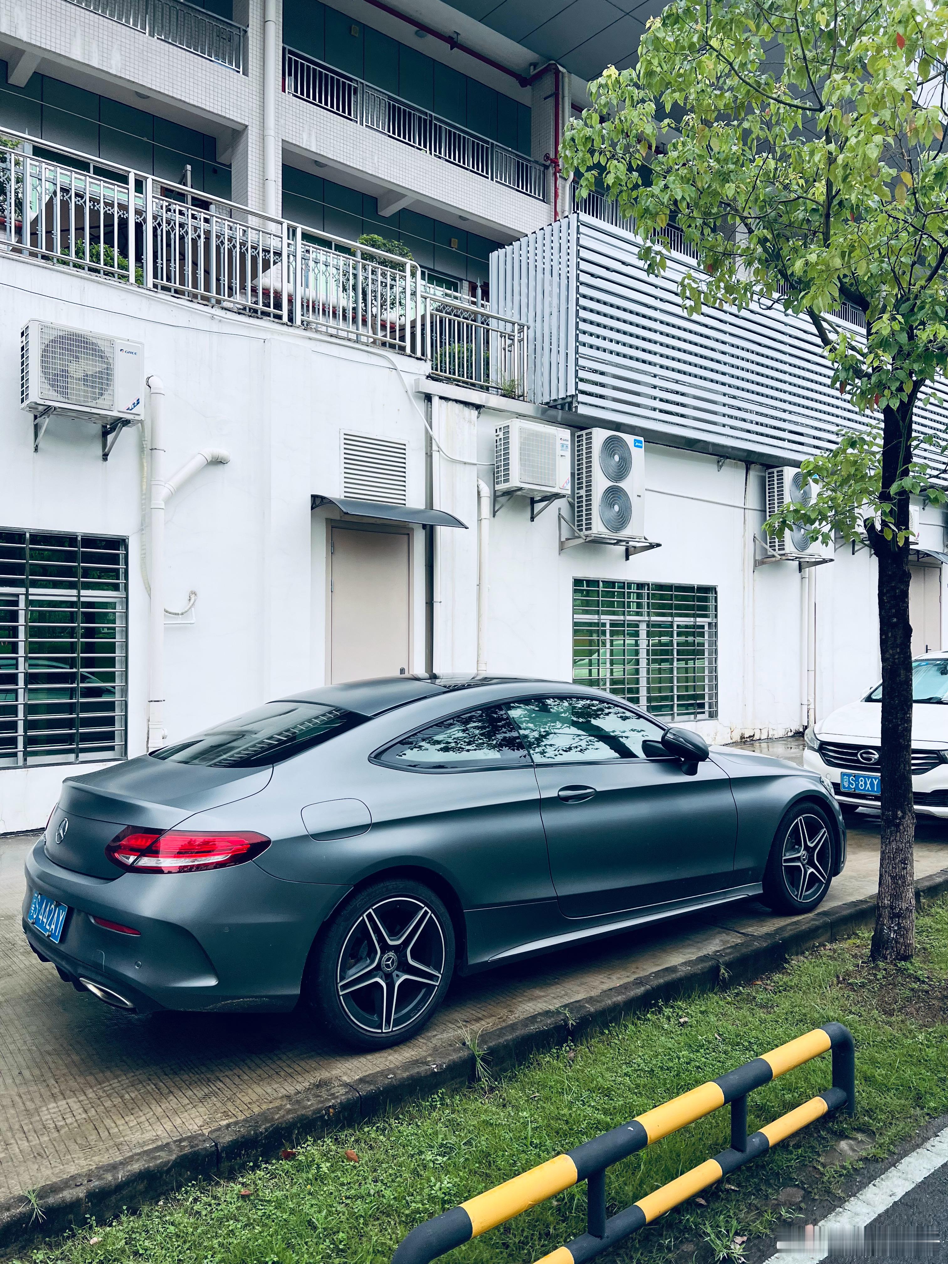 世界上最肥美、性感的车身线条，另一辆是宾利Continental GT，没有第三