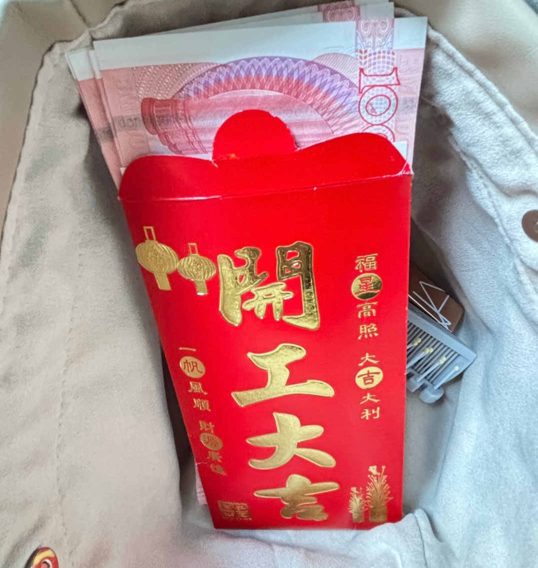 咋办好爽，男朋友打麻将赢了，给了我15张买超能哈哈哈