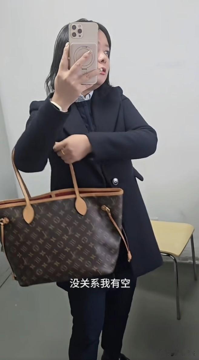 上海的一个“小仙女”无敌了！11月17日晚上开着一辆哪吒车倒车撞到一哥们的车盖，