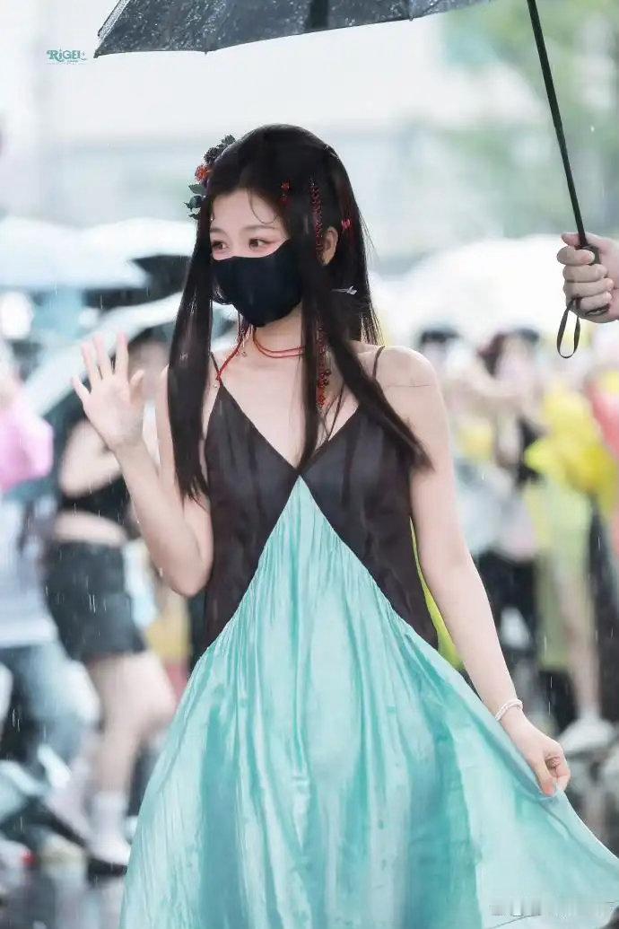 虞书欣脚脖子上热搜 我看到了女星身材内卷最荒诞的一面 