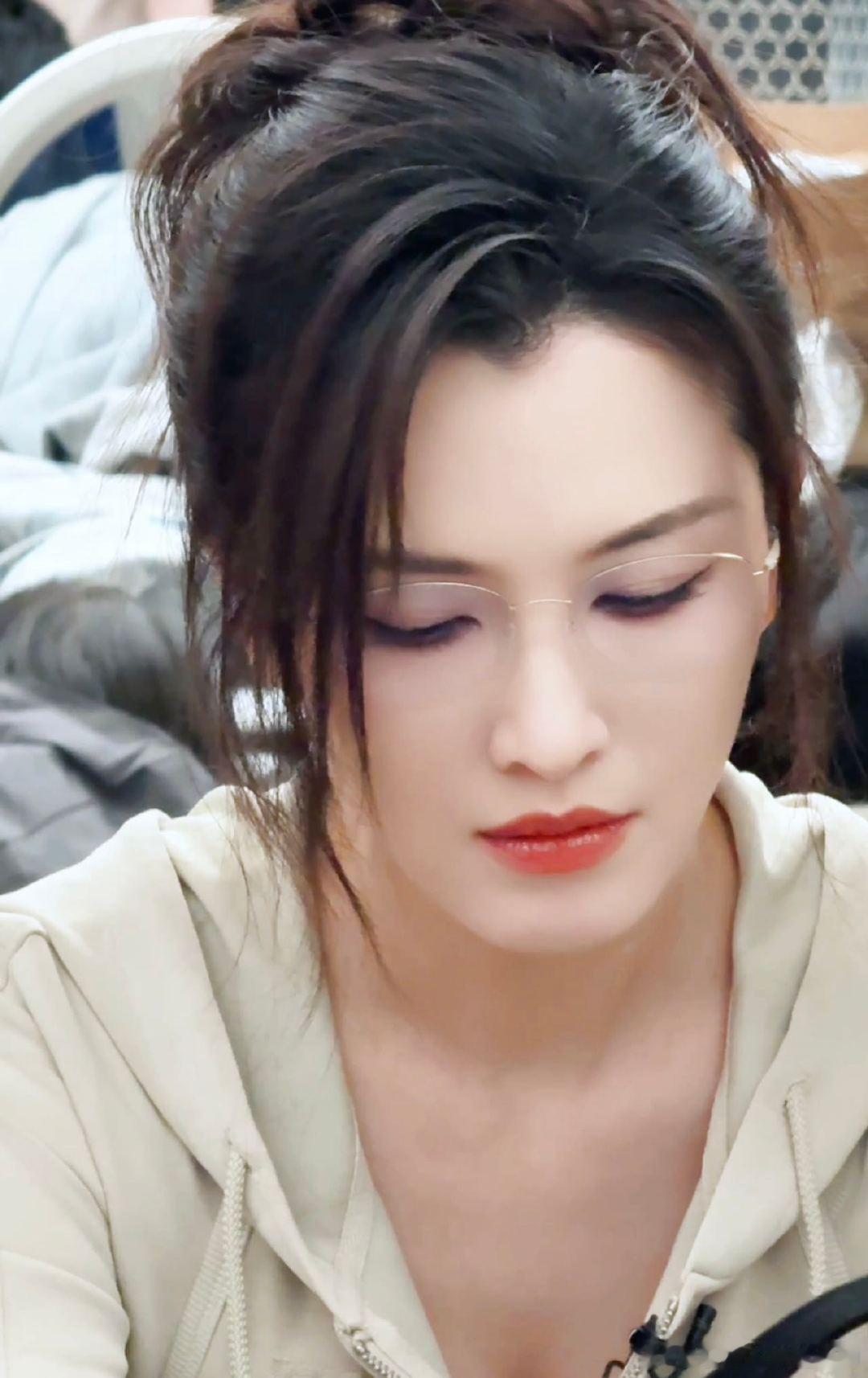 徐洁儿上一秒妈咪下一秒女鹅给徐洁儿戴无框眼镜的简直天才前一秒端庄清冷氛围感满满，