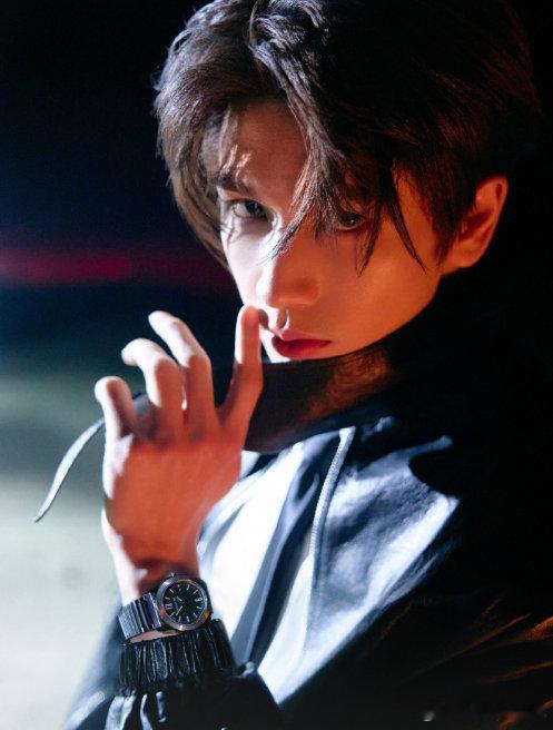 张凌赫电竞文男主来了 张凌赫打游戏侧颜照 张凌赫耳夹皮衣造型 瞧这打游戏侧颜，配