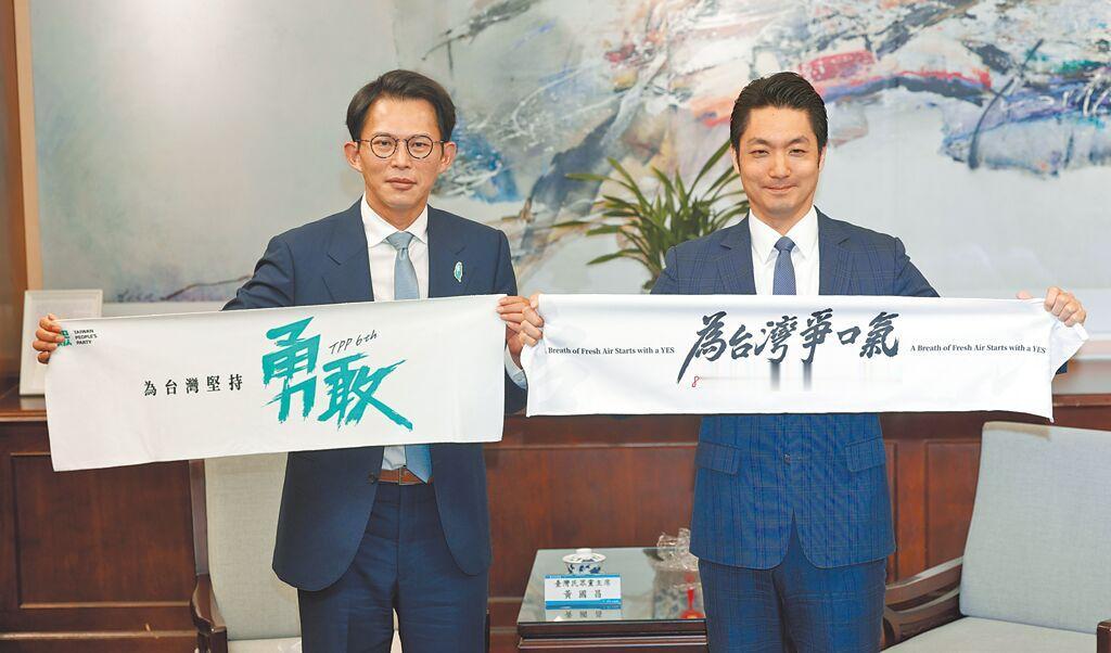 近日民众党主席黄国昌（左）带领台北市议会民众党团前往台北市政府进行拜会。会面期间