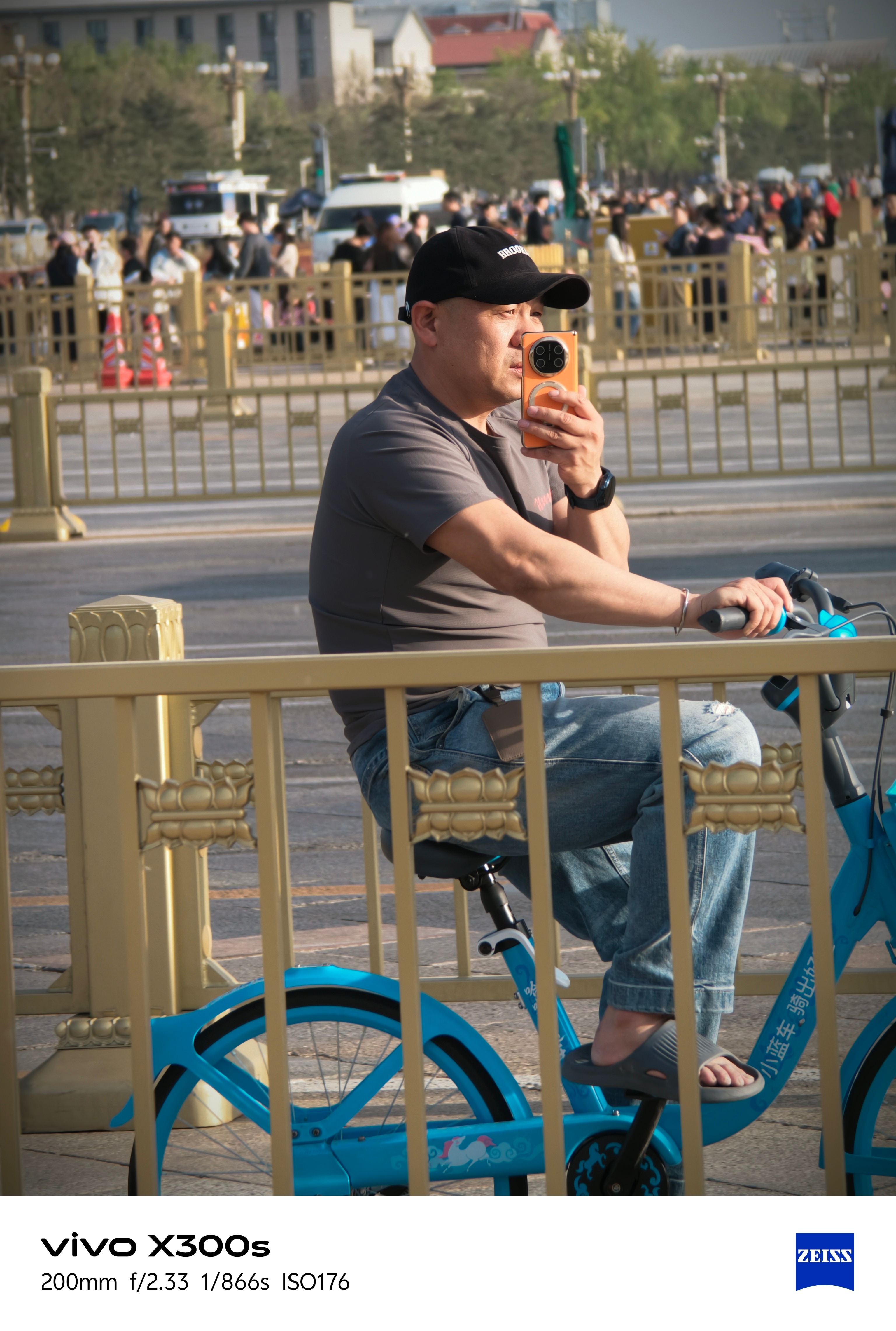 vivo X300s 全新人文模式我在天安门广场拍 骑行长安街的路人不知道有没有