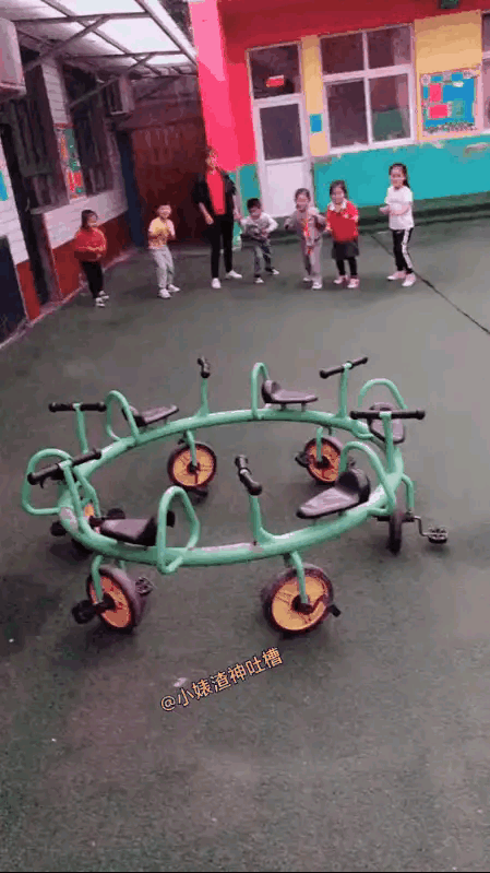 小仔，跟女同学抢啥