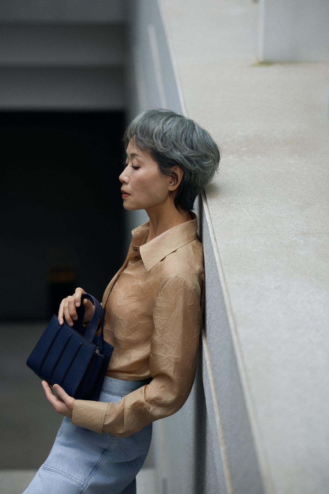 【叶童：优雅与低调交织的艺术人生】

很难想象，那个在《新白娘子传奇》里举手投足