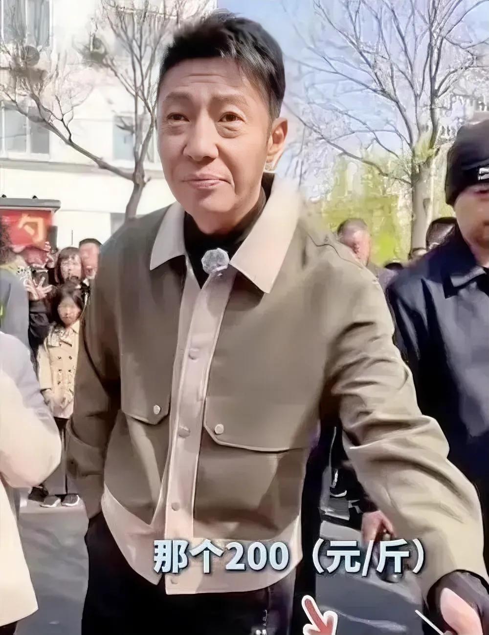 哈哈～这是撒贝宁吗？他是得罪摄影师了吗？
看惯了妆后的他们，走下舞台，这就是真实