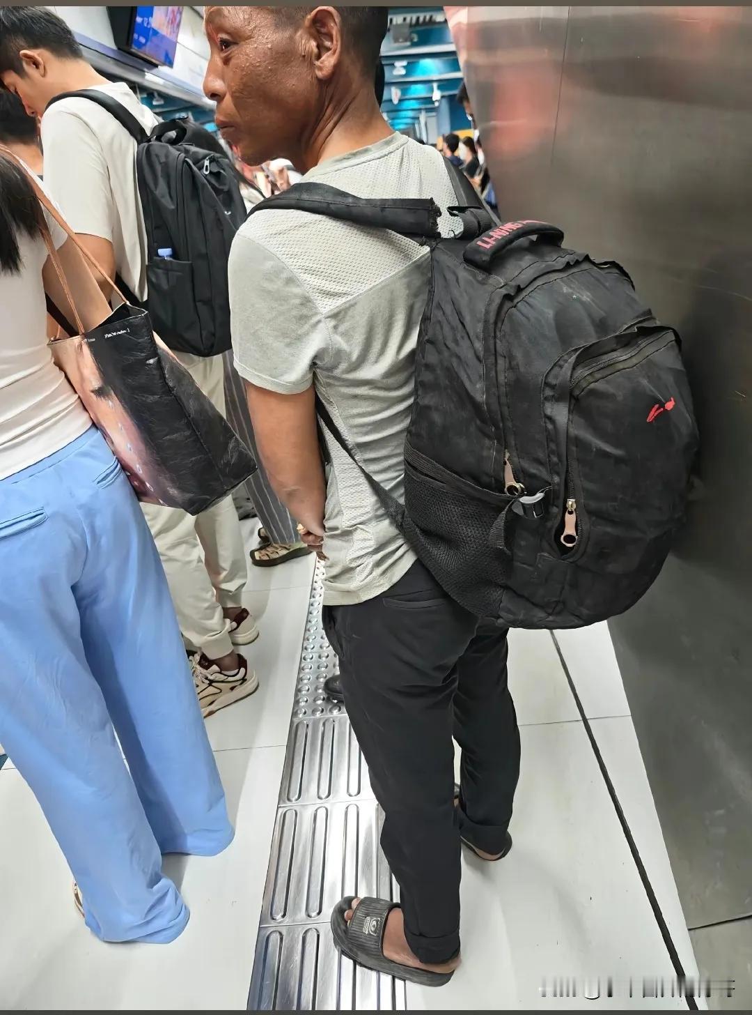 北京地铁站。
60多岁的大叔不会买地铁票，焦急询问工作人员，终于成功购票。大叔的