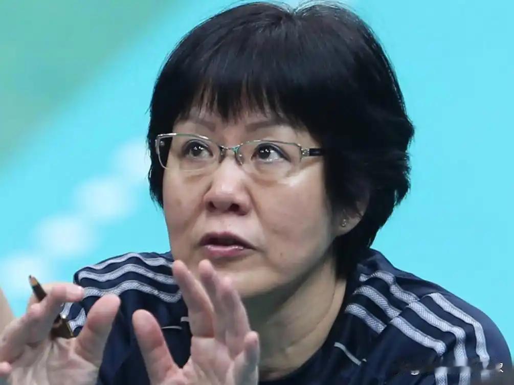 排协领导亲临天津看望备战亚锦赛的中国女排，这本是鼓舞士气的好事。但看着站在一旁讲