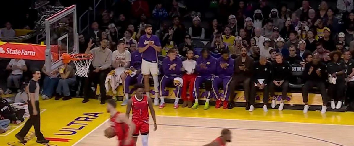 里夫斯不在替补席，目前没有消息表明他受伤了。火箭vs湖人nba圣诞大战