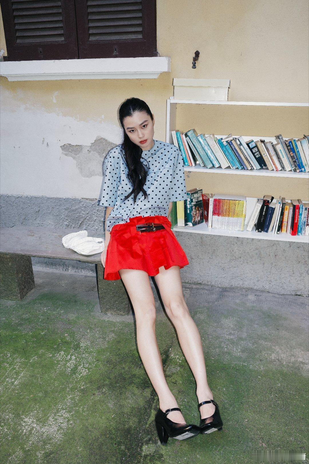 陈瑜波点衬衫缀着星子，红裙跃动的火焰，书香与草木香在石阶缠绵。凭栏远眺时，风把心