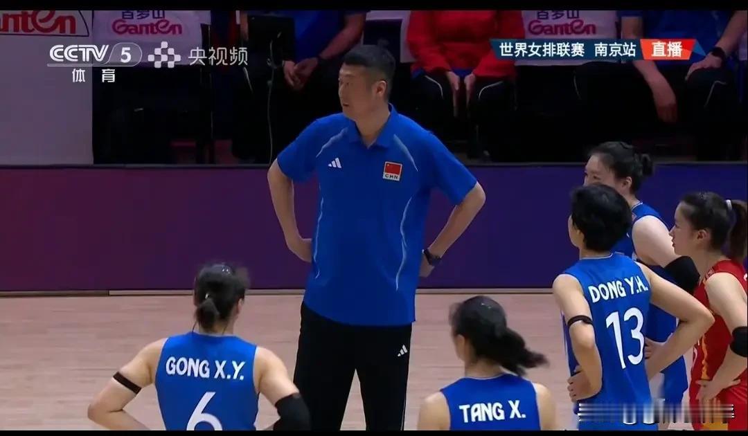 中国女排世联赛首秀，全年轻球员出战中国女排，不出意料以0：3输终捷克队，心里上很