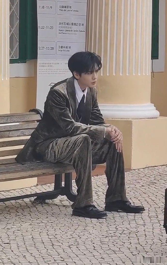 毕雯珺澳门活动毕雯珺这丝绒西装选得太对了！温柔又显贵，站在那就是行走的贵公子模板