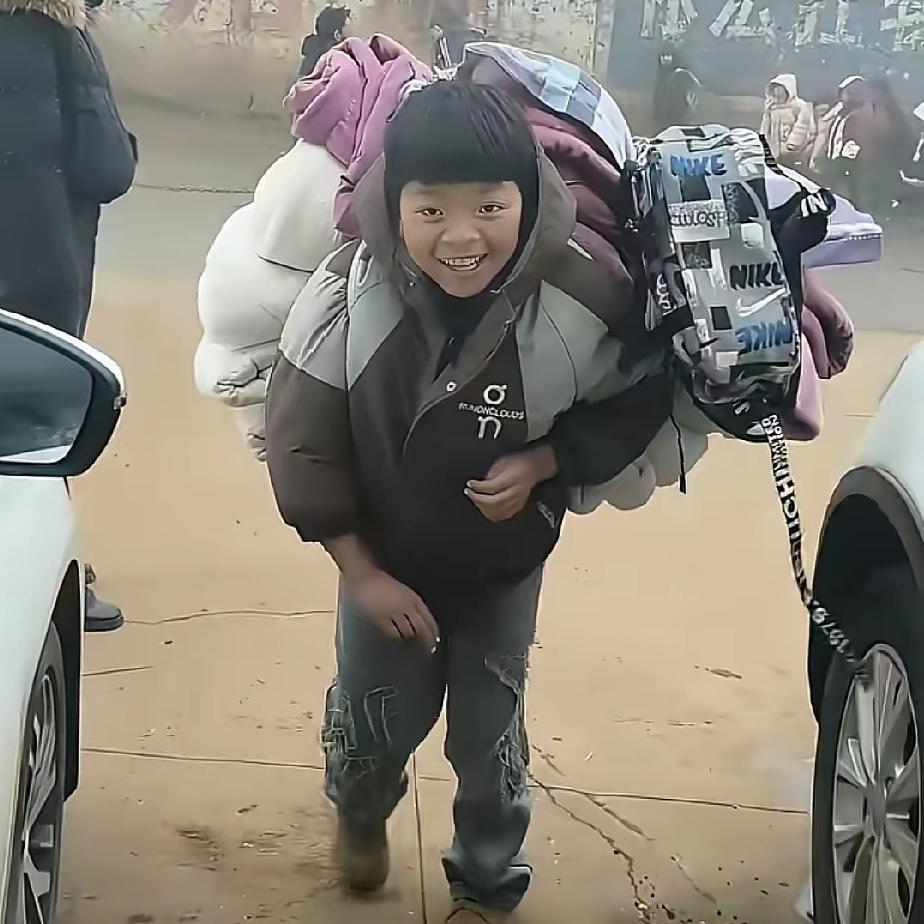 放寒假去接孩子，你见过孩子把所有东西都自己打包扛回家的吗？有位妈妈就碰上了这样一