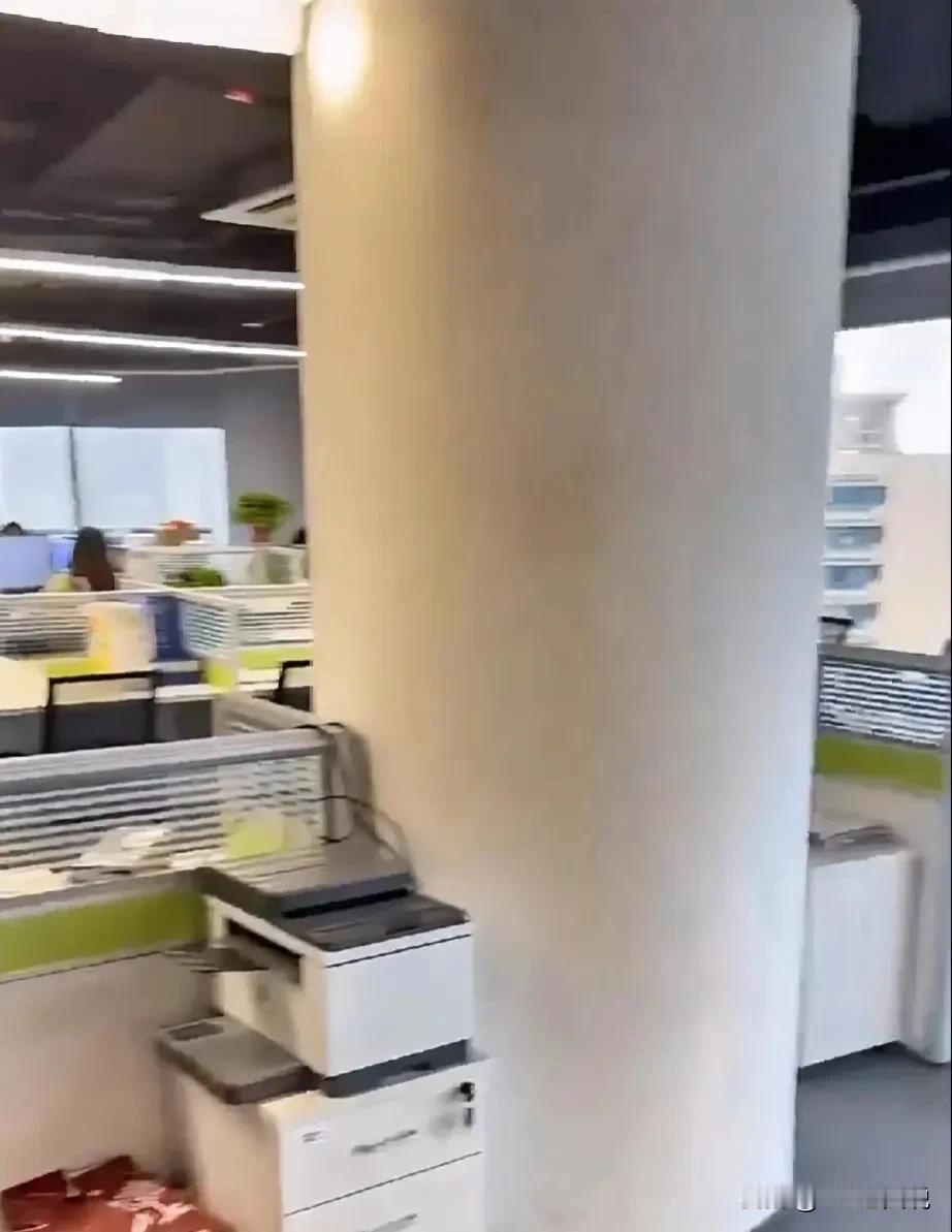 HR总监指着获得了公司4个w赔偿金的员工姓名说：xxx（仲裁员工）如果回来开离职