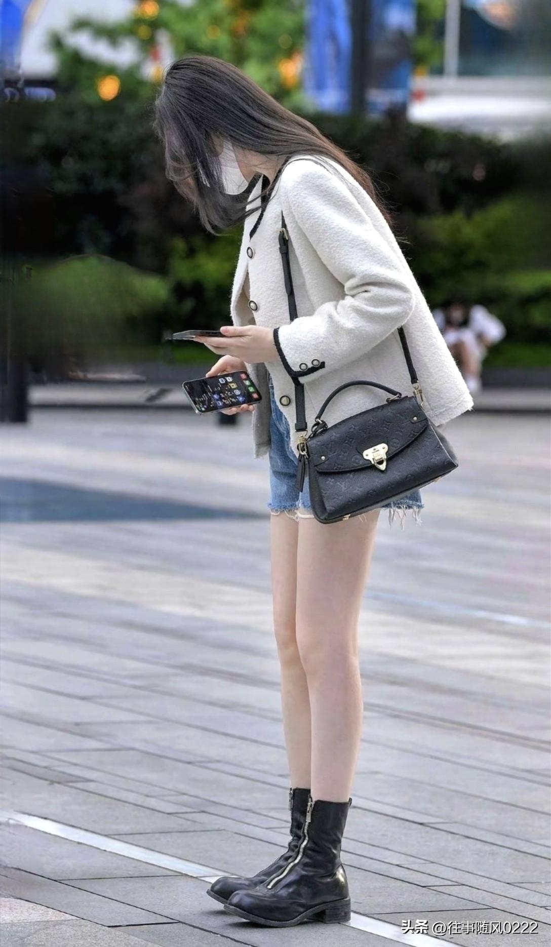 穿搭指南：白色毛衣+牛仔短裤+黑色靴子，简约又时尚