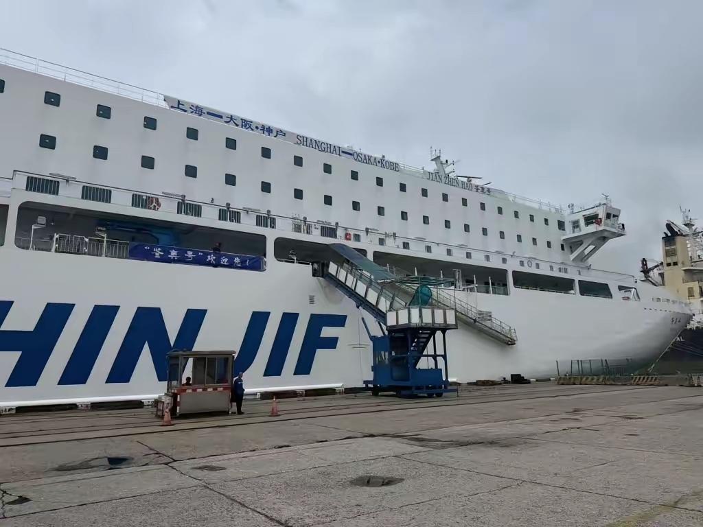 日本接连收到两个“坏消息”，高市早苗第一次这么紧张：两个“坏消息”：一是上海开往