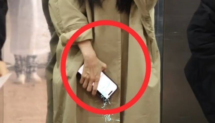 曝李一桐拍戏过敏去医院 看到李一桐的手的时候真的是觉得有一点点惊讶怎么会有针孔啊