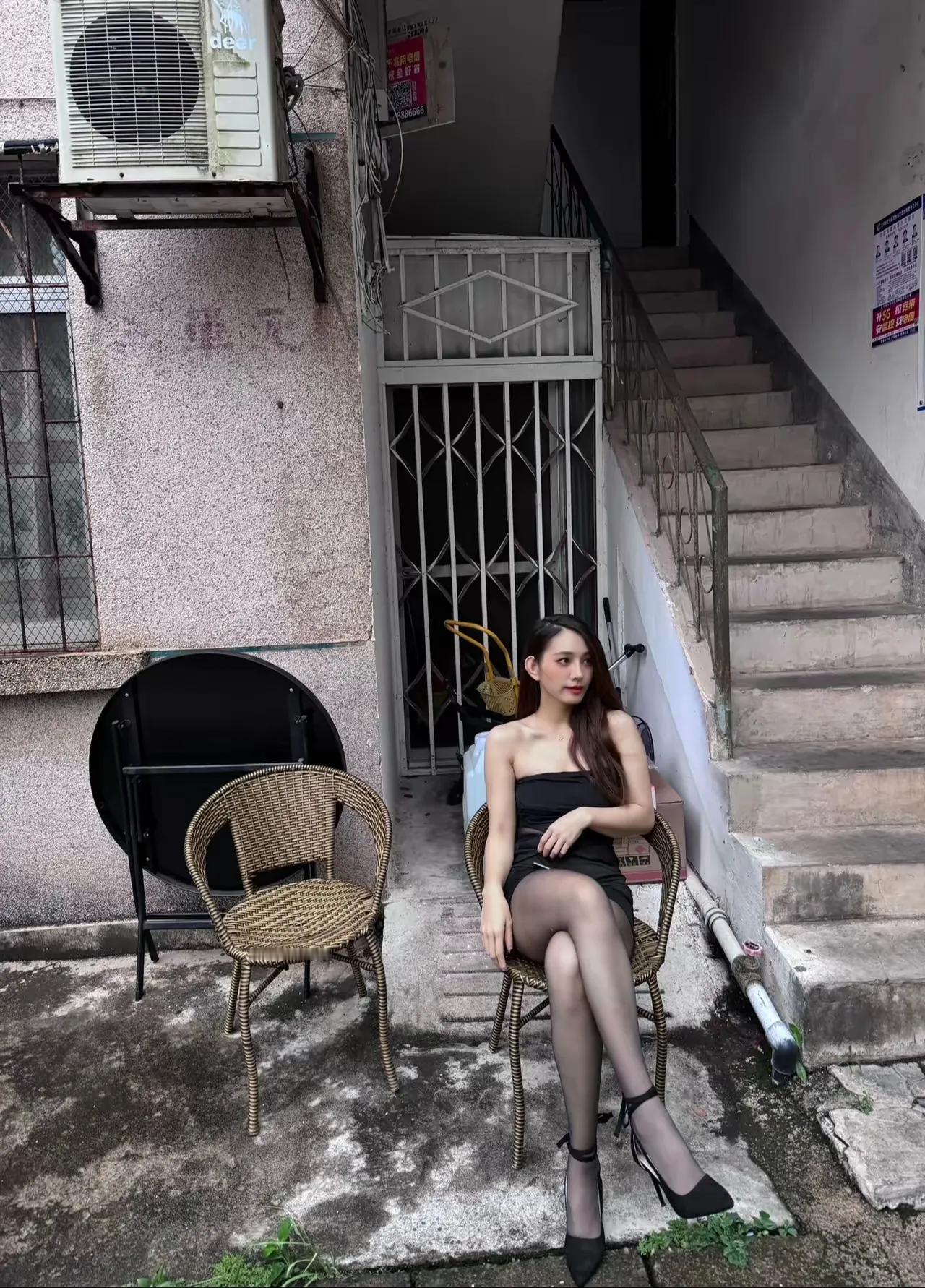 现在这个社会，还有女孩肯嫁进来这种破小旧的宿舍住，真的是很罕见了。

女人也是现